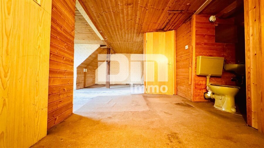 Sanierungsbedürftiges Einfamilienhaus + Doppelgarage mit viel Potenzial - DG Ausgebauter Dachboden zu Wohnzwecken Nutzfläche